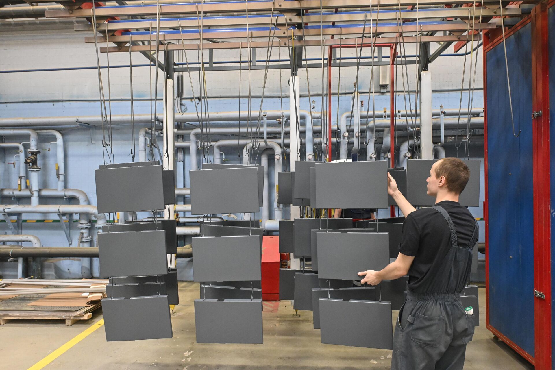 Изделия после окрашивания - РИА Новости, 1920, 10.10.2025