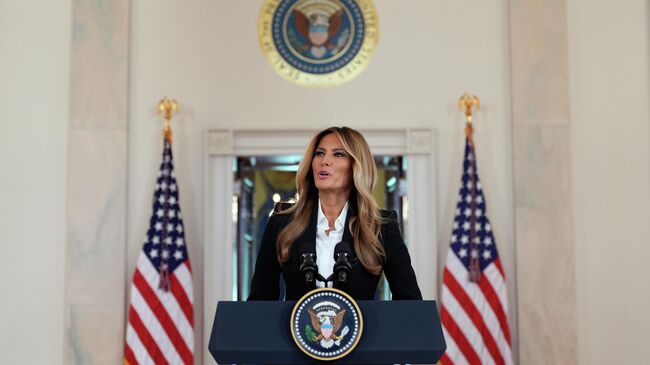 Меланья Трамп во время выступления в Белом доме