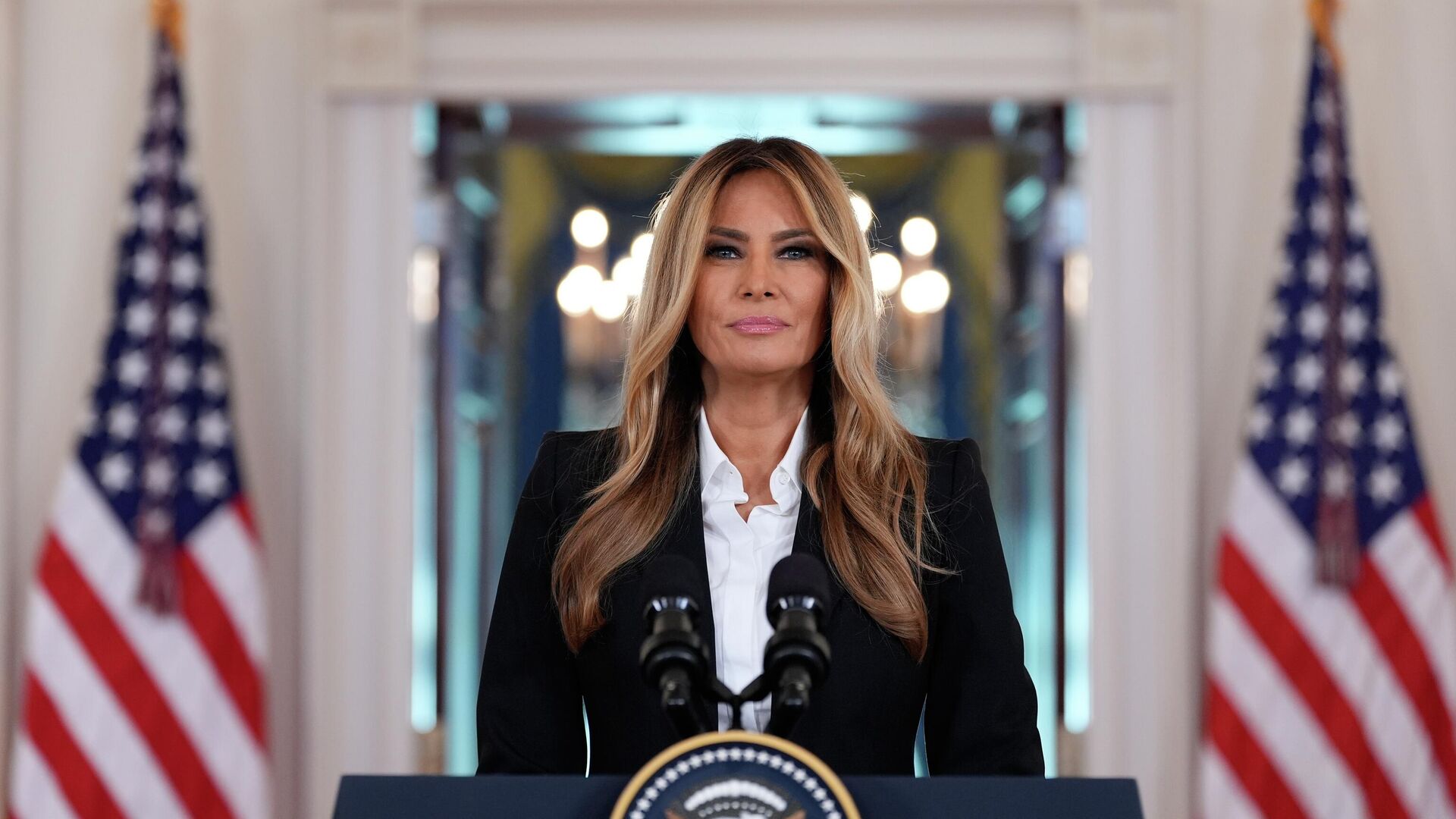 Первая леди США Меланья Трамп выступает в Большом фойе Белого дома - РИА Новости, 1920, 10.10.2025