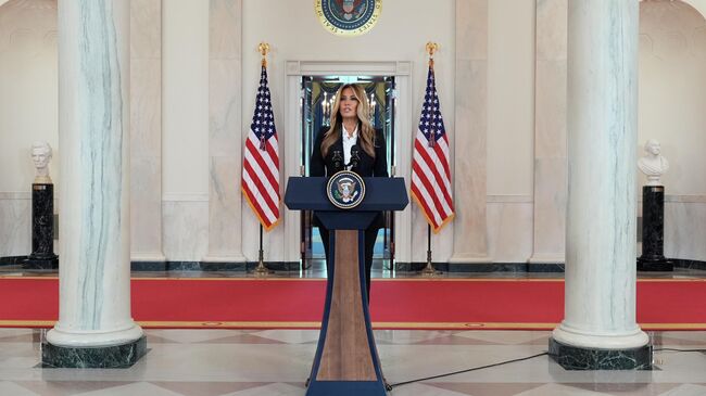 Первая леди США Меланья Трамп выступает в Большом фойе Белого дома