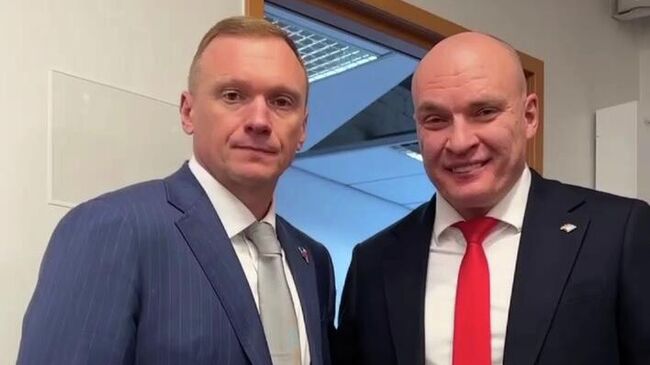 Тренеры нижегородского Торпедо и магнитогорского Металлурга Алексей Исаков и Андрей Разин после матча регулярного чемпионата КХЛ