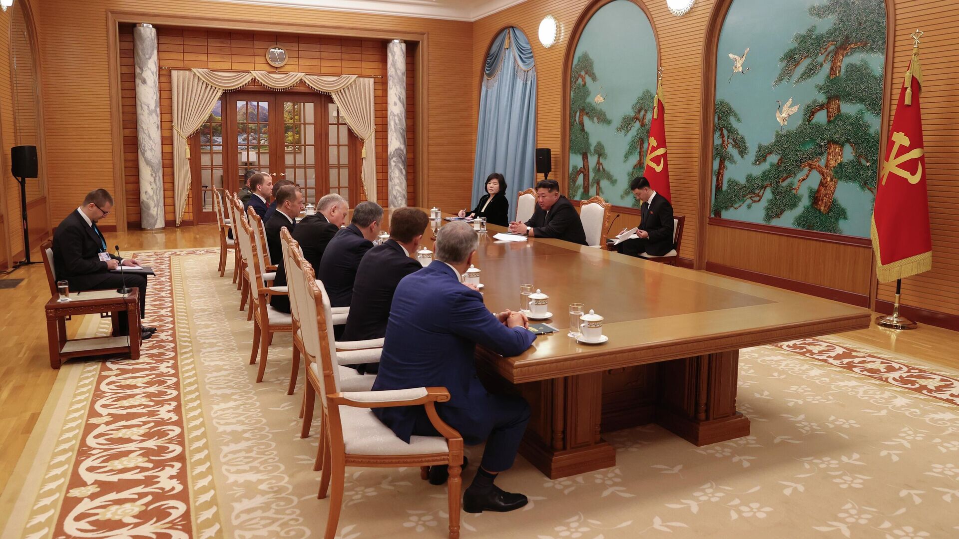 Заместитель председателя Совета безопасности РФ Дмитрий Медведев и председатель государственных дел КНДР Ким Чен Ын во время встречи в Пхеньяне - РИА Новости, 1920, 11.10.2025