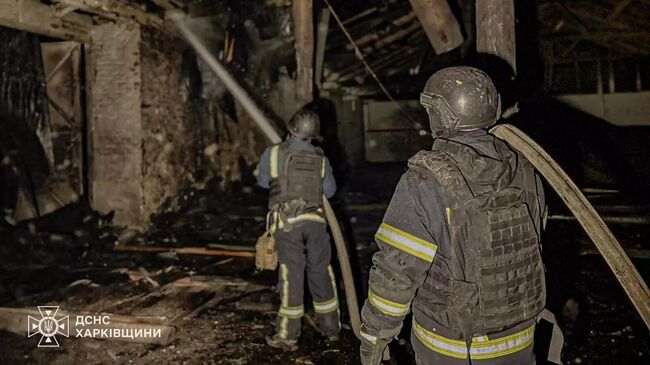 Украинские пожарные ликвидируют пожар на предприятии в городе Чугуев Харьковской области