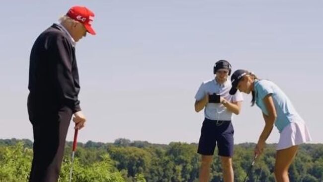 Дональд Трамп с внучкой играет в гольф  Дональд Трамп с внучкой играет в гольф