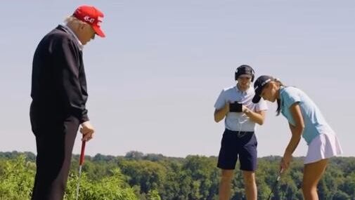 Дональд Трамп с внучкой играет в гольф  - РИА Новости, 1920, 11.10.2025