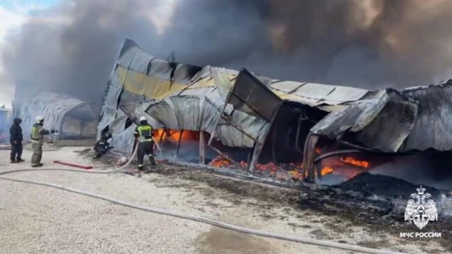 Тушение горения на складах в Карабудахкентском районе Дагестана 