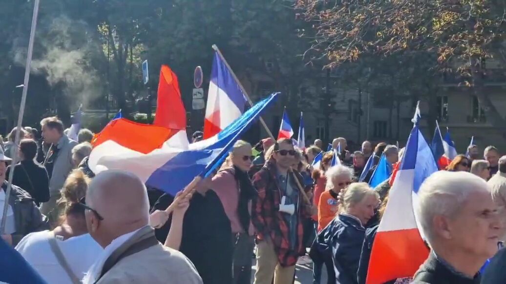 "Макрон, уходи!" В Париже прошла акция протеста против властей