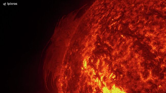 Огромный протуберанец на Солнце 