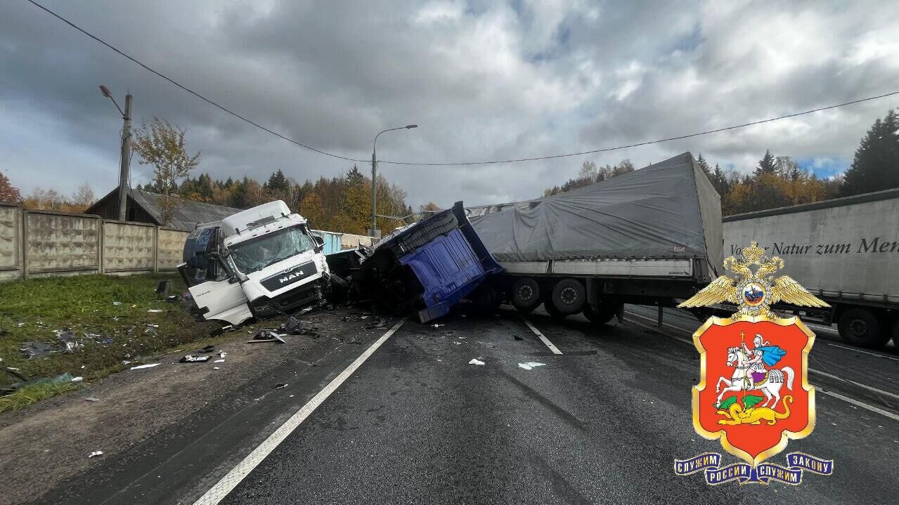 На месте ДТП на трассе М-1 Беларусь в Московской область - РИА Новости, 1920, 12.10.2025