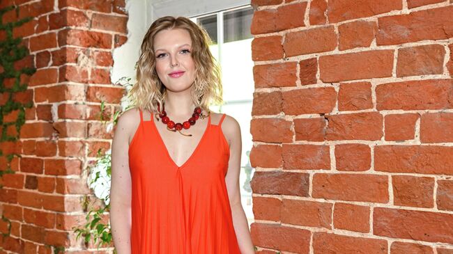 Актриса Стася Толстая