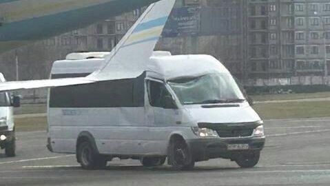 Самолет в аэропорту Иркутска задел крылом микроавтобус - РИА Новости, 1920, 12.10.2025