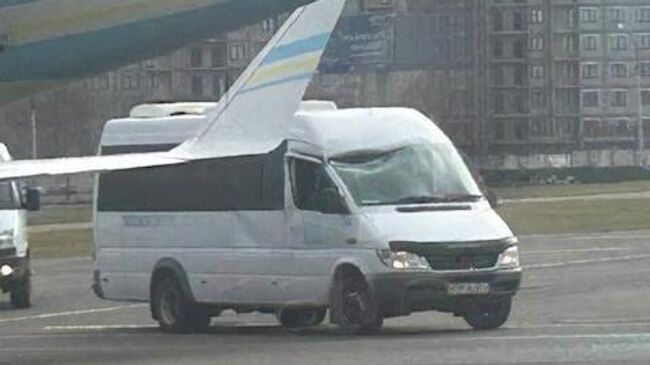 Самолет в аэропорту Иркутска задел крылом микроавтобус