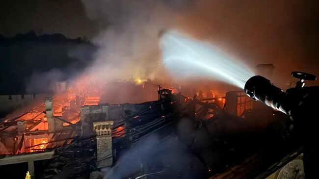 Ликвидация пожара в в историческом монастыре Бернага в области Ломбардия на севере Италии