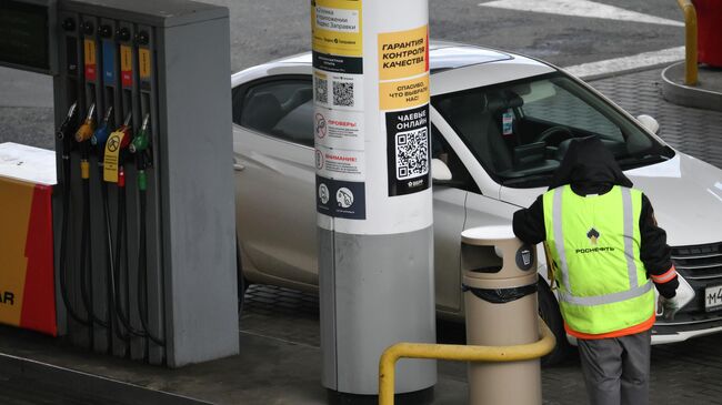 Заправка автомобиля на АЗС в Подмосковье