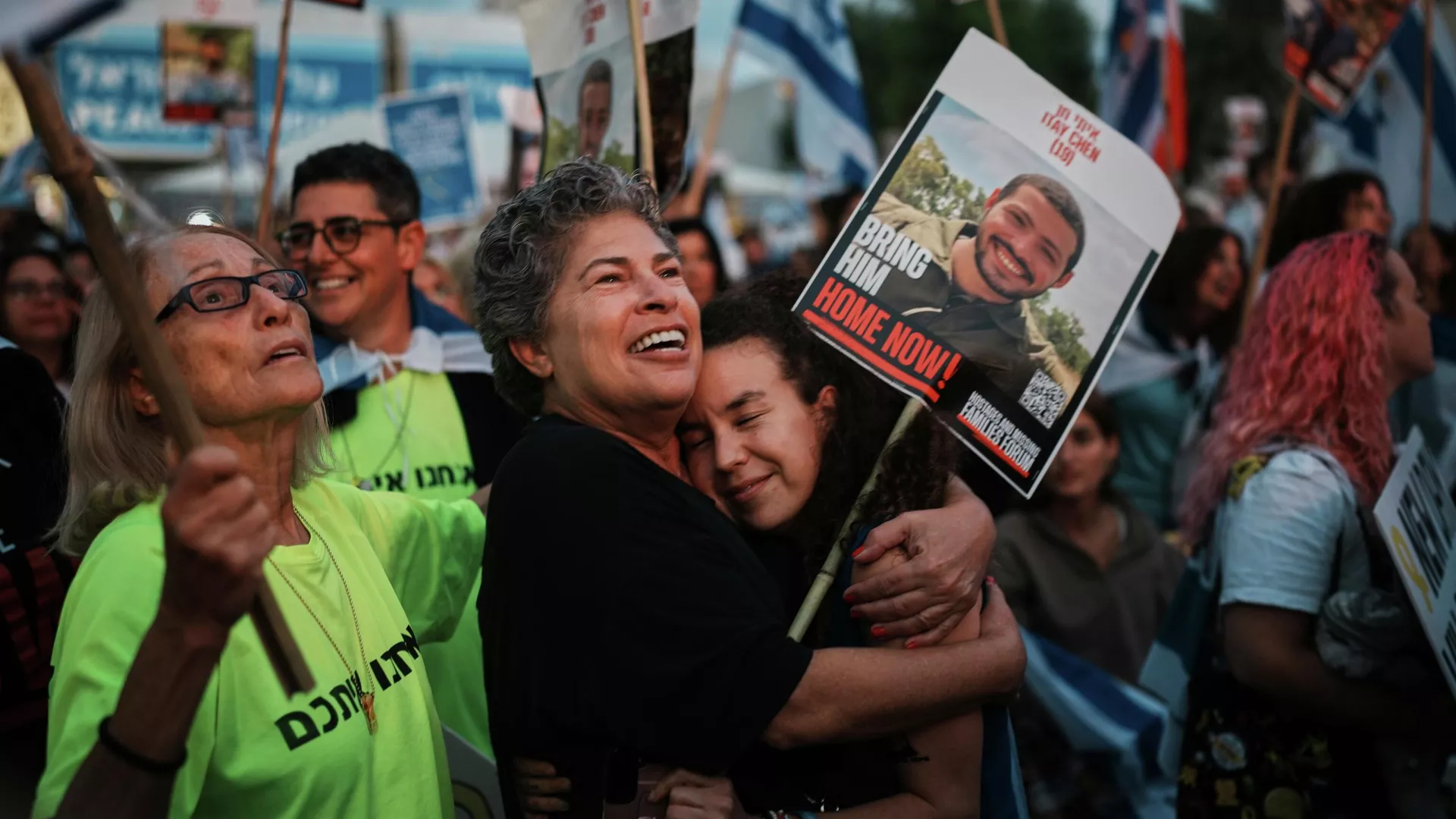 Ribuan orang berkumpul di Tel Aviv untuk mengantisipasi pembebasan sandera dari Gaza - RIA Novosti, 1920, 13/10/2025
