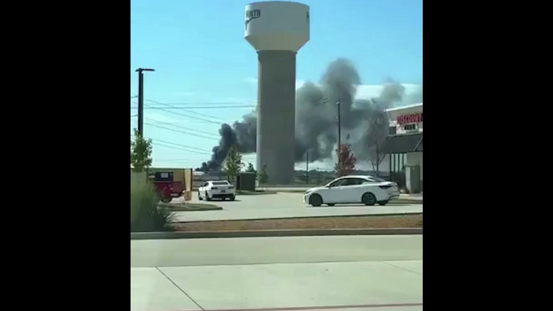 Самолет упал рядом с аэропортом неподалеку от города Форт-Уэрт в штате Техас - РИА Новости, 1920, 12.10.2025