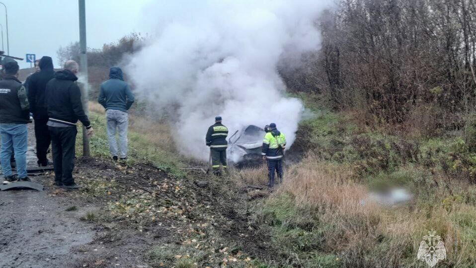 Сотрудники МЧС и ГАИ на месте ДТП вблизи села Кандры в Башкирии - РИА Новости, 1920, 13.10.2025