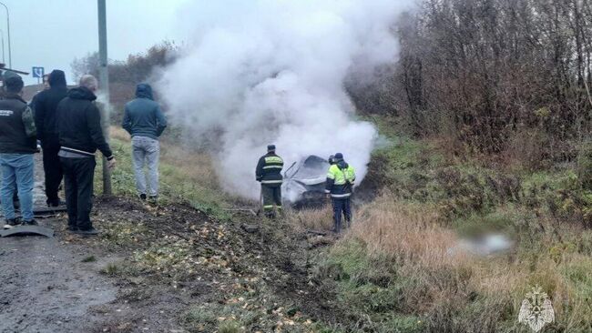 Сотрудники МЧС и ГАИ на месте ДТП вблизи села Кандры в Башкирии