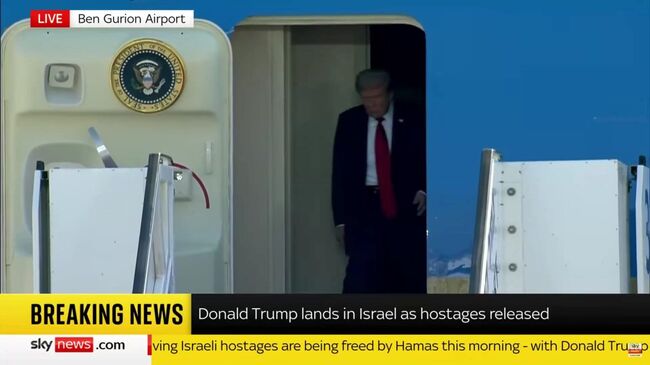 Трамп выходит из самолета в аэропорту Бен-Гуриона