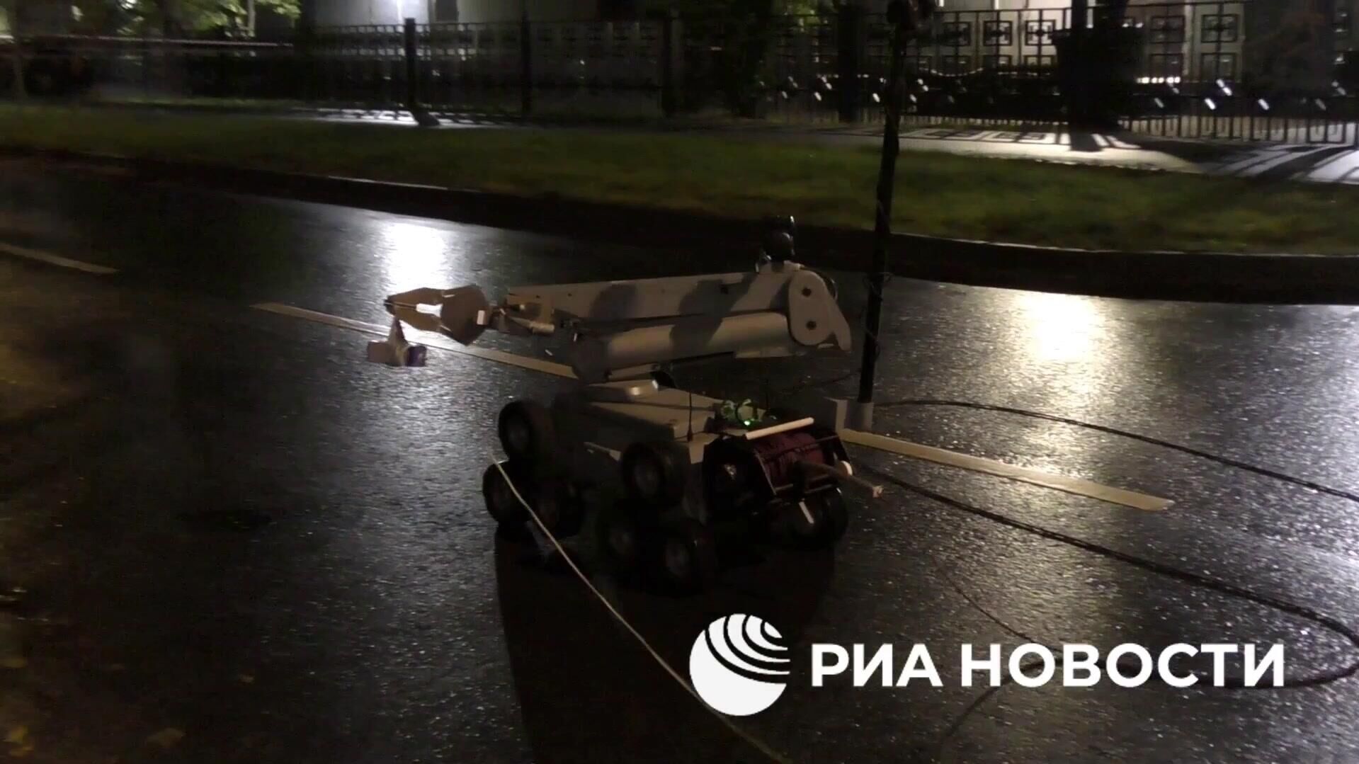 Обезвреживание бомбы, прикрепленной к велосипеду - РИА Новости, 1920, 13.10.2025