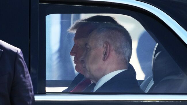 Премьер-министр Израиля Биньямин Нетаньяху и президент США Дональд Трамп в автомобиле после церемонии приветствия в аэропорту Бен-Гурион. 13 октября 2025