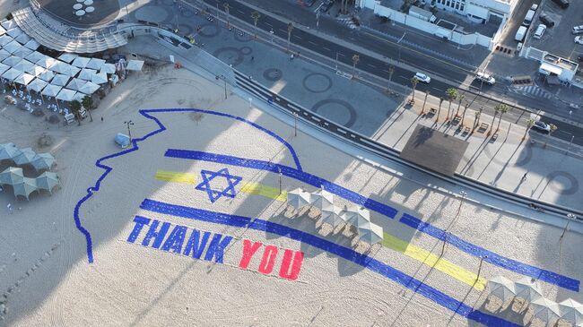 Баннер со словами спасибо вам на пляже Тель-Авива, Израиль