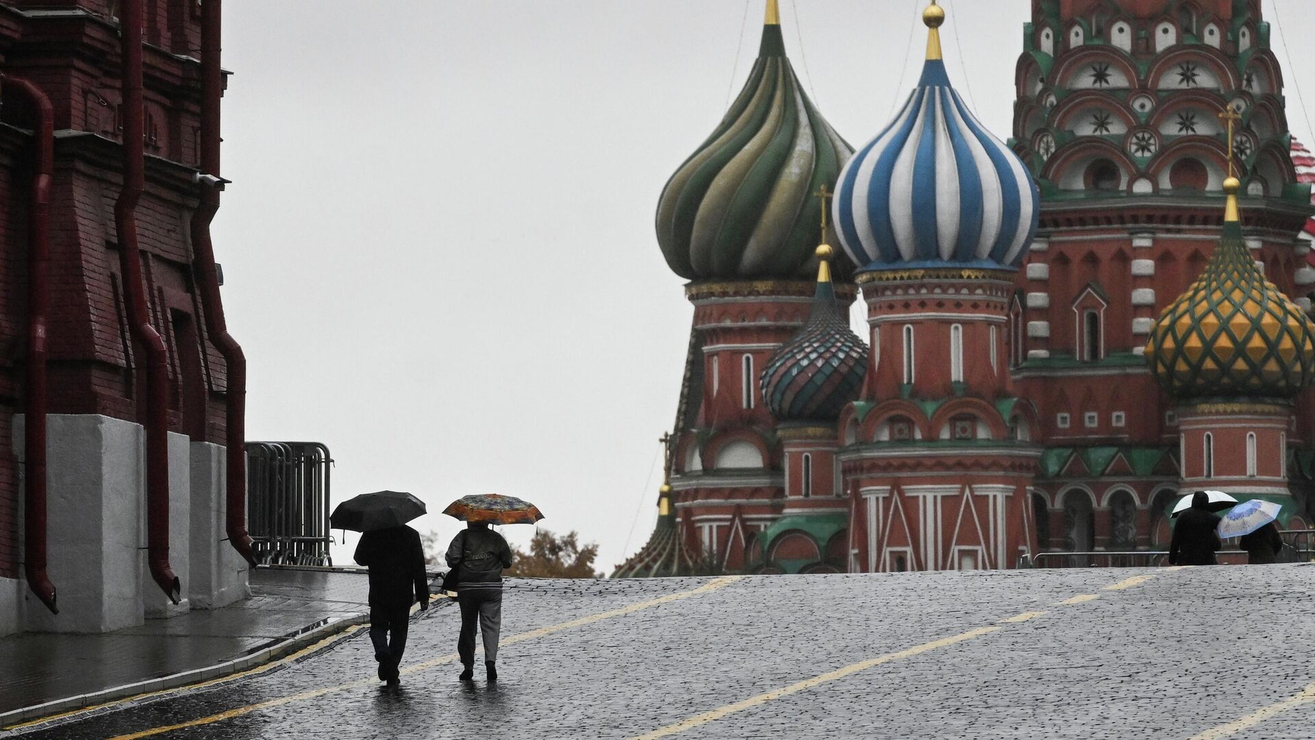 Прохожие во время дождя в Кремлевском проезде в Москве Прохожие во время дождя в Кремлевском проезде в Москве - РИА Новости, 1920, 07.12.2025