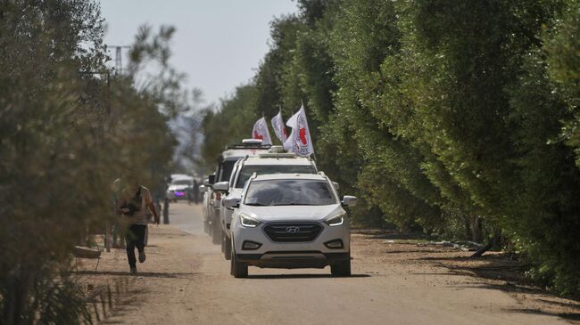 Автомобили Международного комитета Красного Креста с освобожденными израильскими заложниками. 13 октября 2025