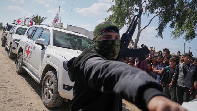 Автомобили Красного Креста с израильскими заложниками