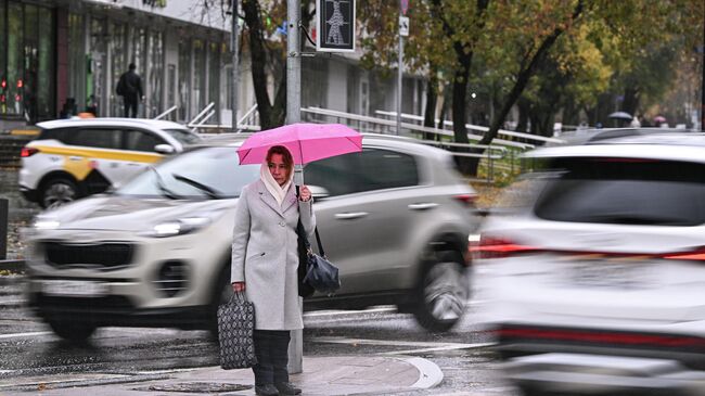 Женщина во время дождя в Москве Женщина во время дождя в Москве