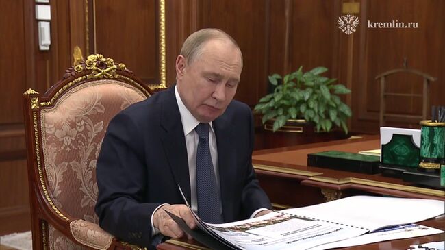 Путин на встрече с губернатором Ульяновской области Путин на встрече с губернатором Ульяновской области