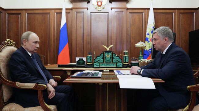 Президент России Владимир Путин и губернатор Ульяновской области Алексей Русских во время встречи