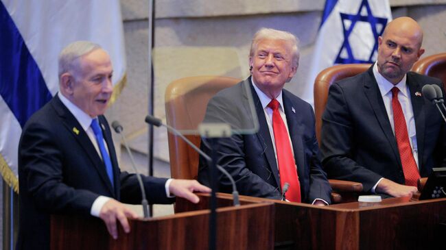 Президент США Дональд Трамп слушает выступление премьер-министра Израиля Биньямина Нетаньяху