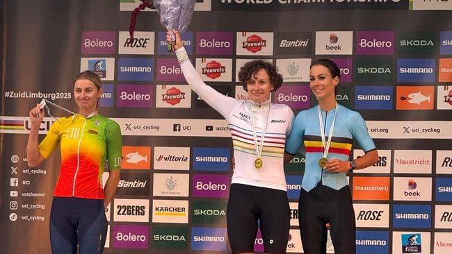 Дарья Правилова (в центре) 