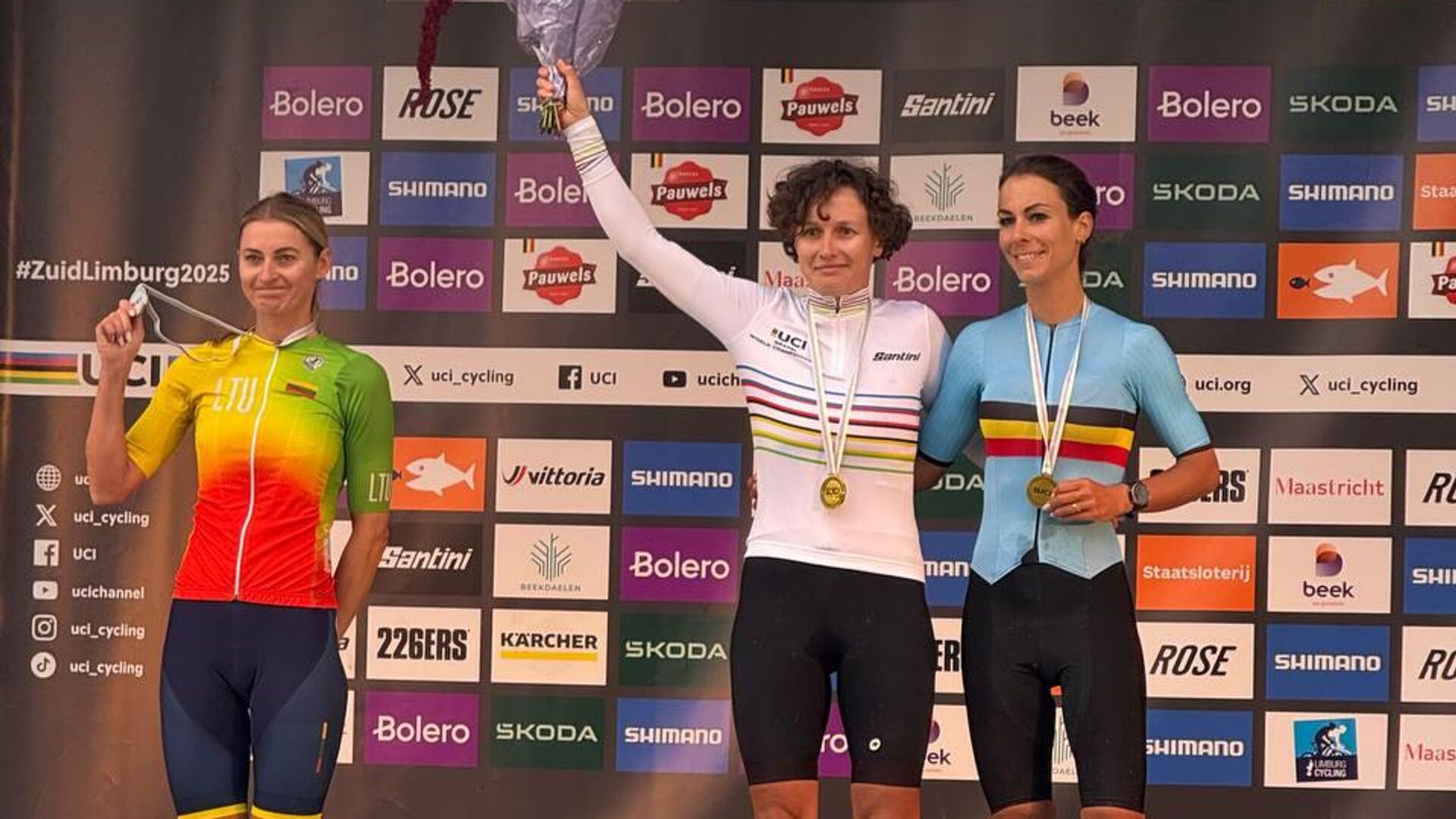 Дарья Правилова (в центре)  - РИА Новости, 1920, 13.10.2025