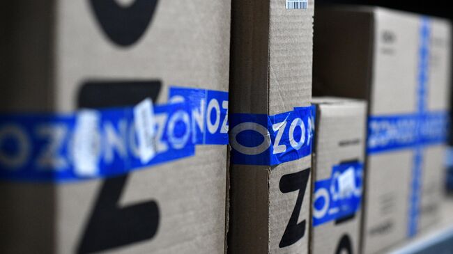 Заказы покупателей на складе в пункте выдачи интернет-магазина OZON в Москве.