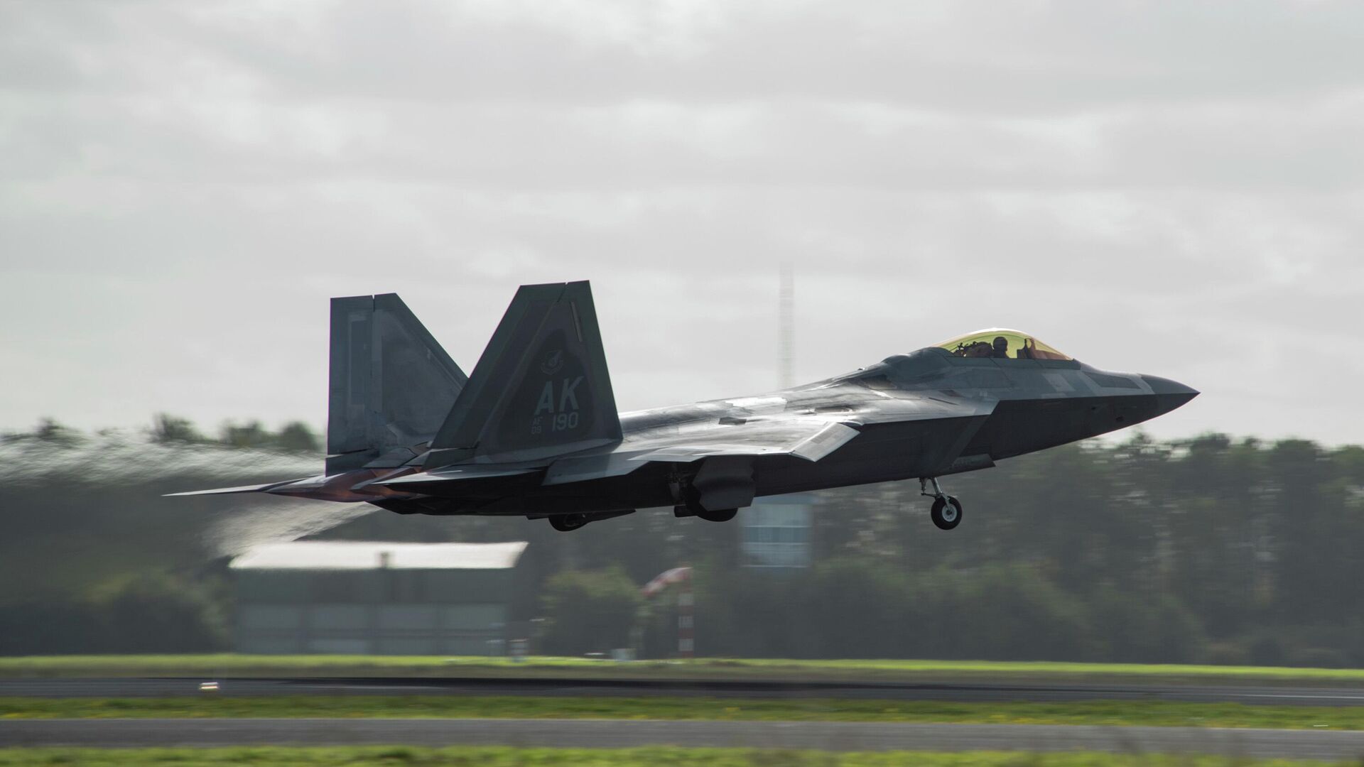 Истребитель ВВС США F-22 Raptor во время учений НАТО по ядерному сдерживанию Steadfast Noon Истребитель ВВС США F-22 Raptor во время учений НАТО по ядерному сдерживанию Steadfast Noon - РИА Новости, 1920, 13.10.2025