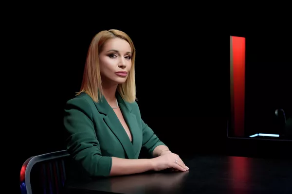 Ведущая шоу Может, хватит?! Ольга Орлова