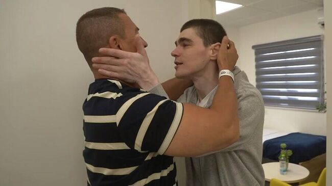Максим Харкин (справа), освобожденный сегодня из сектора Газа, воссоединился с семьей в израильской больнице