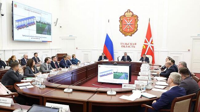 Губернатор Тульской области Дмитрий Миляев на еженедельном оперативном совещании