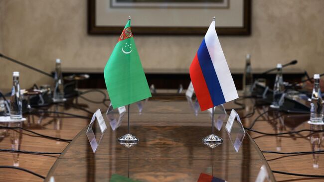 Флажки Туркменистана и России