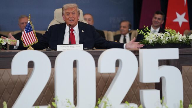 Президент США Дональд Трамп выступает на саммите по прекращению войны в Газе в городе Шарм-эш-Шейх, Египет
