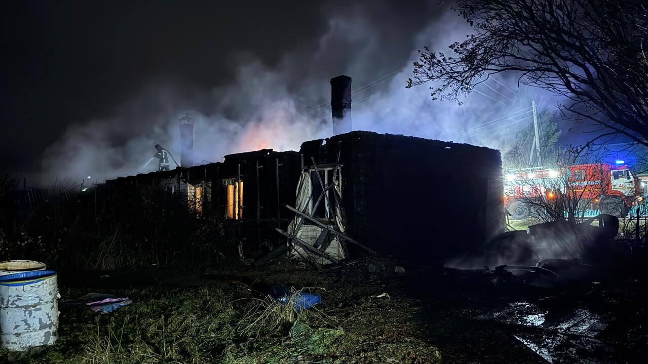 МЧС на месте пожара в частном доме села Арейское под Красноярском МЧС на месте пожара в частном доме села Арейское под Красноярском - РИА Новости, 1920, 17.10.2025