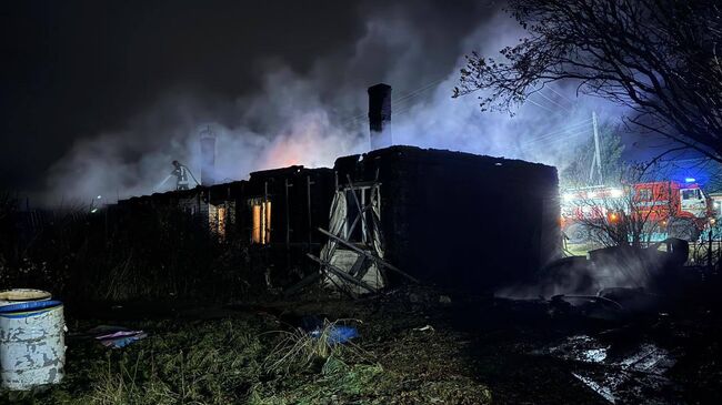 МЧС на месте пожара в частном доме села Арейское под Красноярском
