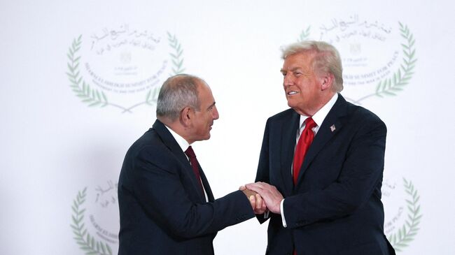 Президент США Дональд Трамп и премьер-министр Армении Никол Пашинян на саммите мировых лидеров в Шарм-эль-Шейхе, Египет Президент США Дональд Трамп и премьер-министр Армении Никол Пашинян на саммите мировых лидеров в Шарм-эль-Шейхе, Египет