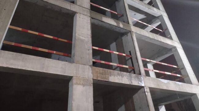 Место происшествия, где рабочий упал с шестого этажа на строительном объекте на Ботанической улице в Москве