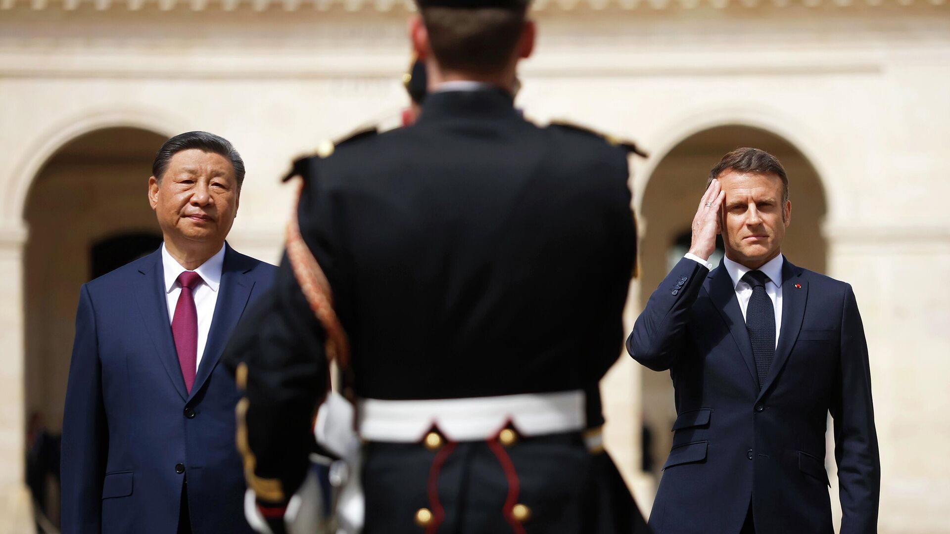 Председатель КНР Си Цзиньпин и президент Франции Эммануэль Макрон во время встречи Председатель КНР Си Цзиньпин и президент Франции Эммануэль Макрон во время встречи - РИА Новости, 1920, 14.10.2025