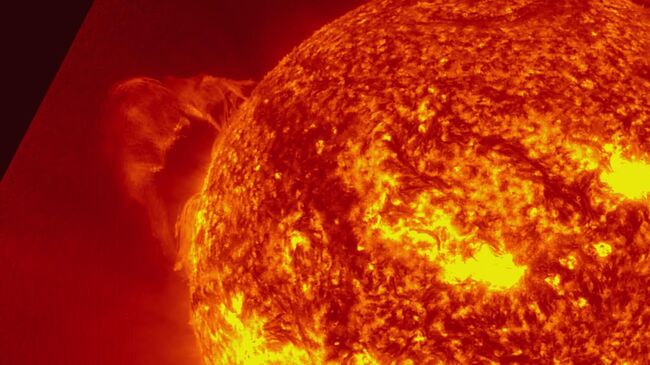 Один из крупнейших протуберанцев отрывается от Солнца