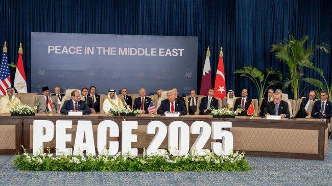 Президент Египта Абдель-Фаттах ас-Сиси и президент США Дональд Трамп подписывают документ по мирному урегулированию конфликта вокруг сектора Газа в Египте. 13 октября 2025