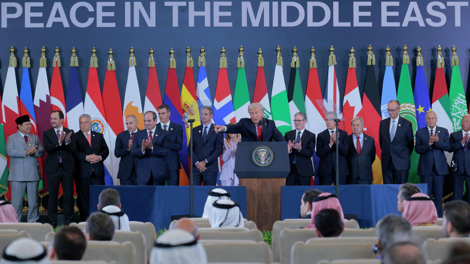 Президент США Дональд Трамп выступает во время саммита по прекращению войны в Газе в городе Шарм-эш-Шейх, Египет. 13 октября 2025 - РИА Новости, 1920, 14.10.2025